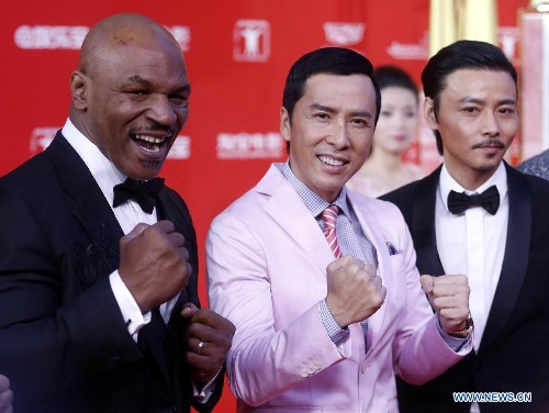 Elenco principal do filme Ip Man 3 Donnie Yen (C) e Mike Tyson (L) caminham no tapete vermelho do 18º Festival Internacional de Cinema de Xangai,<strong>﻿today777 oficial -</strong> em Xangai, leste da China, 13 de junho de 2015. O festival de 9 dias começou no sábado. (Xinhua/Ding Ting)
