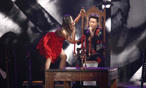 Han Geng (right) performs in Beijing on November 6.Photo: CFP