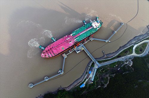 An oil tanker waits to unload at a port in Ningbo, East China's Zhejiang Province on Saturday. China's crude oil imports jumped 13.4 percent year-on-year in the first quarter of 2016, customs data showed. The surge is in large part due to growing demand from China's independent 