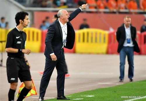 JINAN, May 18, 2016 (Xinhua) -- Graham Arnold (C), head coach of Australia's Sydney FC, reacts during the first round of 1/8 finals against China's Shangdong Luneng FC at the 2016 AFC Champions League in Jinan, capital of east China's Shandong Province, May 18, 2016. The match ended in a 1-1 draw. (Xinhua/Zhu Zheng) 