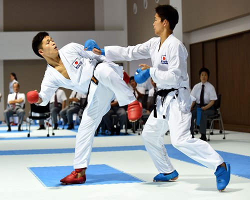 Competitors take part in a karate competition in Tokyo on August 22 to select the representatives for the world champions. Photo: CFP