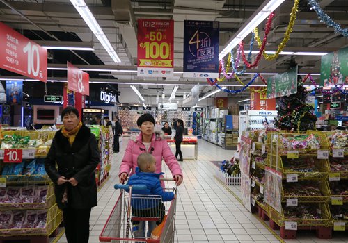 Customers shop at a Carrefour store in Beijing on Monday. Photo: Li Hao/GT