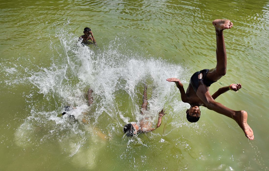 Indian children have a splash to beat the summer heat - Global Times