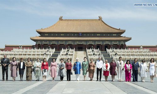 Peng Liyuan poses for group photo with spouses of foreign delegation heads at Palace Museum