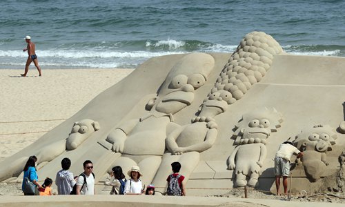 Tourists visit the sand sculptures based on American animated sitcom The Simpsons at Haeundae Beach in Busan, South Korea on May 25, 2017. 10 sand sculptors from 6 countries will demonstrate their skills during a sand sculpture festival from May 26 to 29 at Haeundae Beach. Photo: CFP