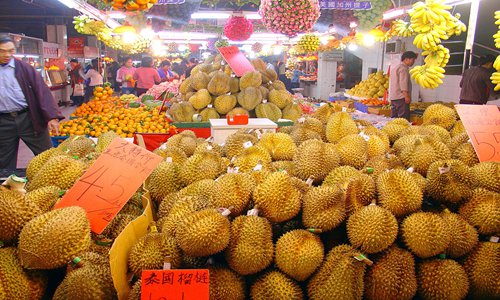 Local consumers pick up durian fruit imported from Thailand at a supermarket in Guangzhou, South China's Guangdong Province. 
File photo: CFP