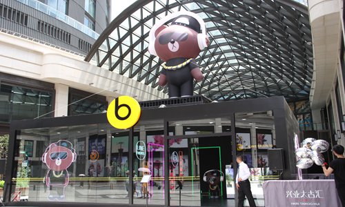 A model of DJ Brown appears at the pop-up store of Beats and LINE Friends in HKRI Taikoo Hui in Shanghai on Wednesday. The Beats Studio Wireless headset with the Line Friends special edition, which was promoted by the US tech giant Apple Inc, is priced at 2,288 yuan ($340). Photo: CFP