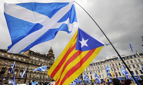 A Scottish Saltire flag (top) and a nationalist flag of Catalonia during a rally in George Square in Glasgow, Scotland on September 19, 2015 Photo: VCG