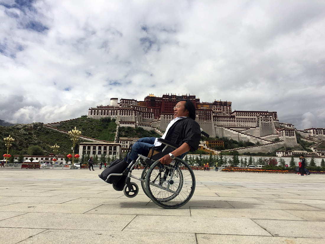 Paralyzed man rides hand cycle 2,000km across Southwest China Global