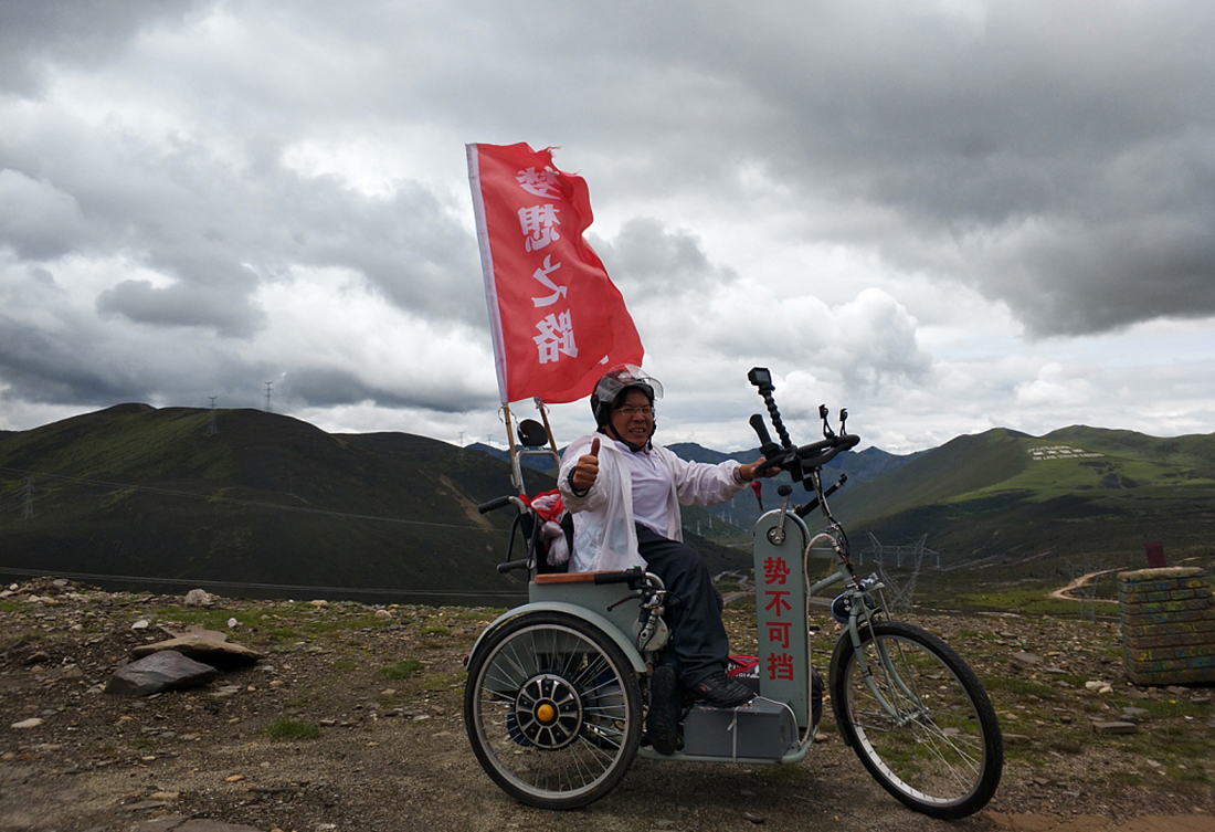 Paralyzed man rides hand cycle 2,000km across Southwest China Global