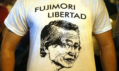 People celebrate in favor of Peru's ex-president Alberto Fujimori in Lima on December 24. The president of Peru, Pedro Pablo Kuczynski, on Sunday granted a humanitarian pardon to Fujimori, who has been hospitalized since Saturday and is serving a 25-year sentence for crimes against humanity. Photo: AFP