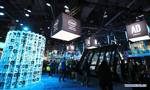 People visit the booth of Intel at the Consumer Electronics Show (CES) in Las Vegas, the United States, Jan. 9, 2018. The show kicked off here Tuesday. (Xinhua/Li Ying) 