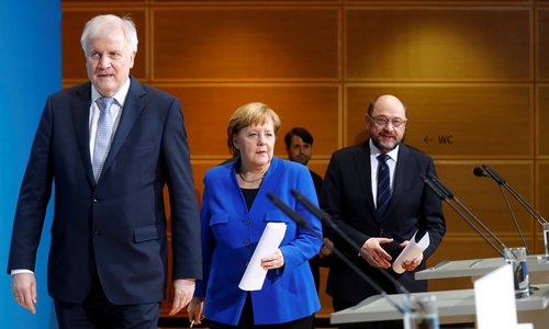 Acting German Chancellor Angela Merkel (center), leader of the Christian Social Union in Bavaria (CSU) Horst Seehofer (left) and Social Democratic Party (SPD) leader Martin Schulz attend a news conference after exploratory talks about forming a new coalition government at the SPD headquarters in Berlin, Germany on Friday. Photo: VCG