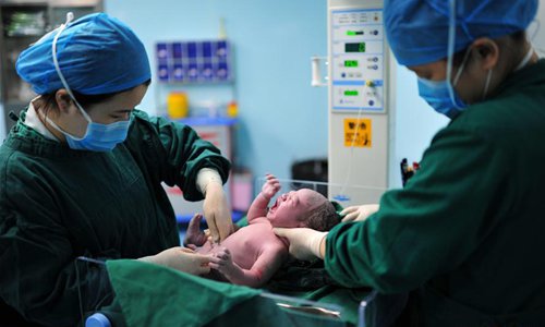 Midwives take nursing care of a new-born baby at the People's Hospital of Hanshan in east China's Anhui Province, May 12, 2017. About 17.23 million babies were born in 2017, of which 51 percent have an older sibling, according to the National Health and Family Planning Commission. However, the total number of births fell by about 630,000 compared with 2016 while percentage of the population aged over 60 rose from 16.7 percent in 2016 to 17.3 percent in 2017. (Xinhua/Li Changbing)