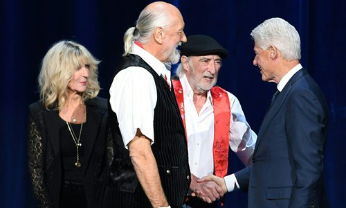 Bill Clinton (right) greets members of the band Fleetwood Mac at the 2018 MusiCares Person Of The Year gala in New York on Friday. Photo: VCG