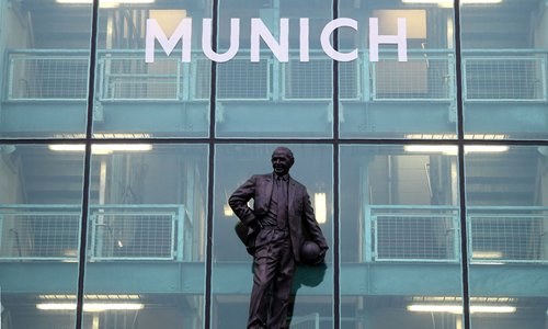 A picture shows the front of Old Trafford stadium with a clock commemorating the 1958 Munich air disaster, and the statue of former Manchester United manager Matt Busby. Photo: VCG