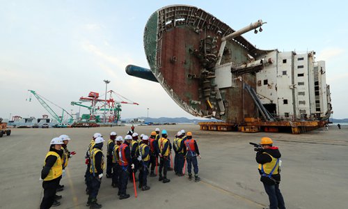 South Korea begins to move the salvaged ferry Sewol to a spot 60 meters from the end of Mokpo New Port on February 21 and plans to set it upright on May 31. Once it is upright, efforts to remove beams and other work will be completed by June 14, KBS World Radio reported. The ferry sunk in 2014, killing 304 people in the disaster. Photo: VCG