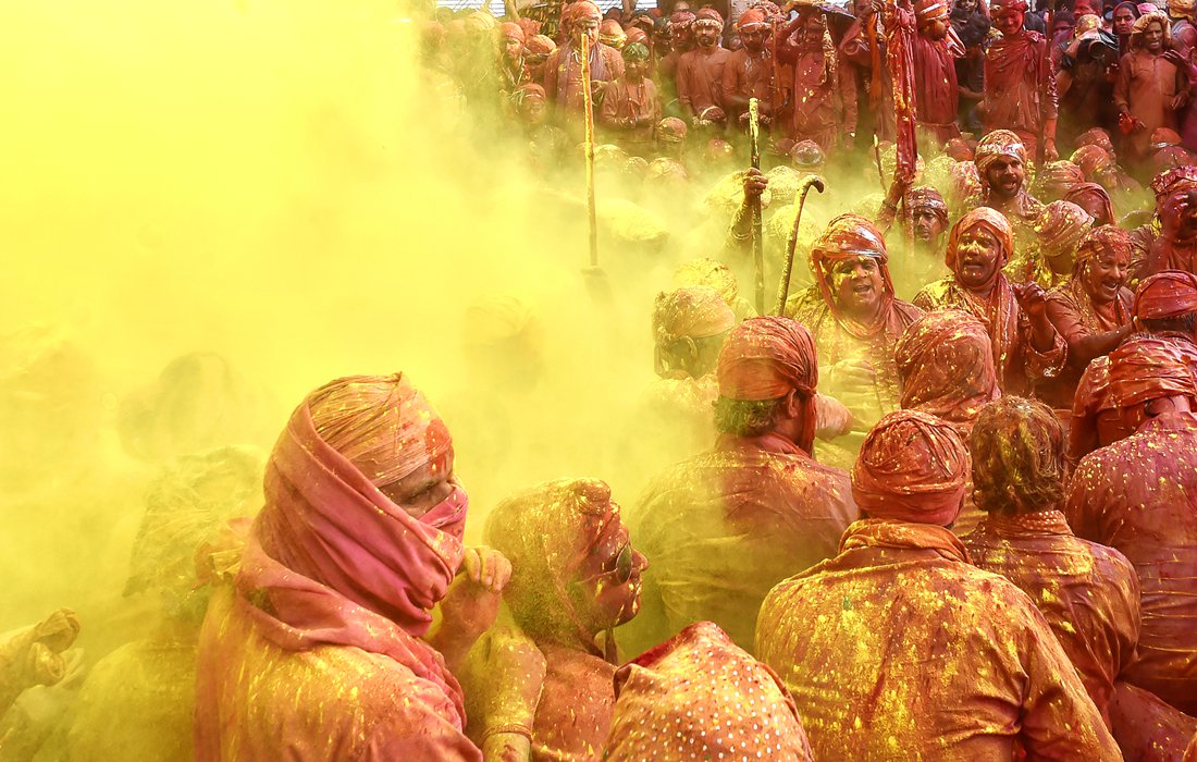 Indian students celebrate the Hindu spring festival of colors Global