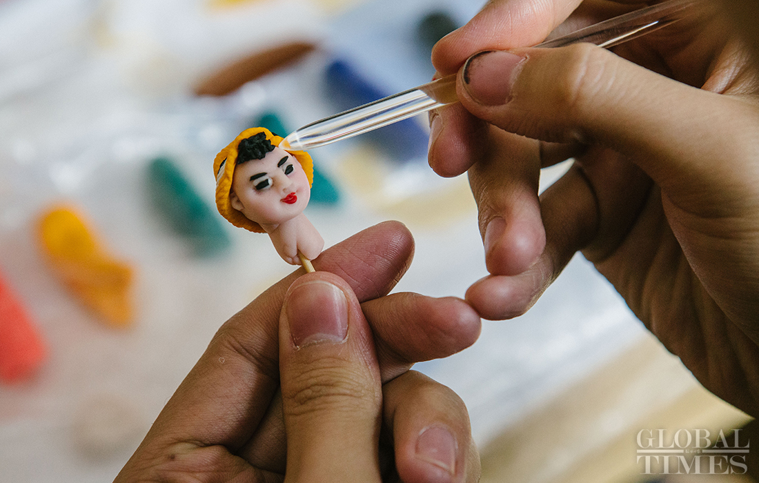 doughfigurineartistcombinemodernelementswithtraditionalart