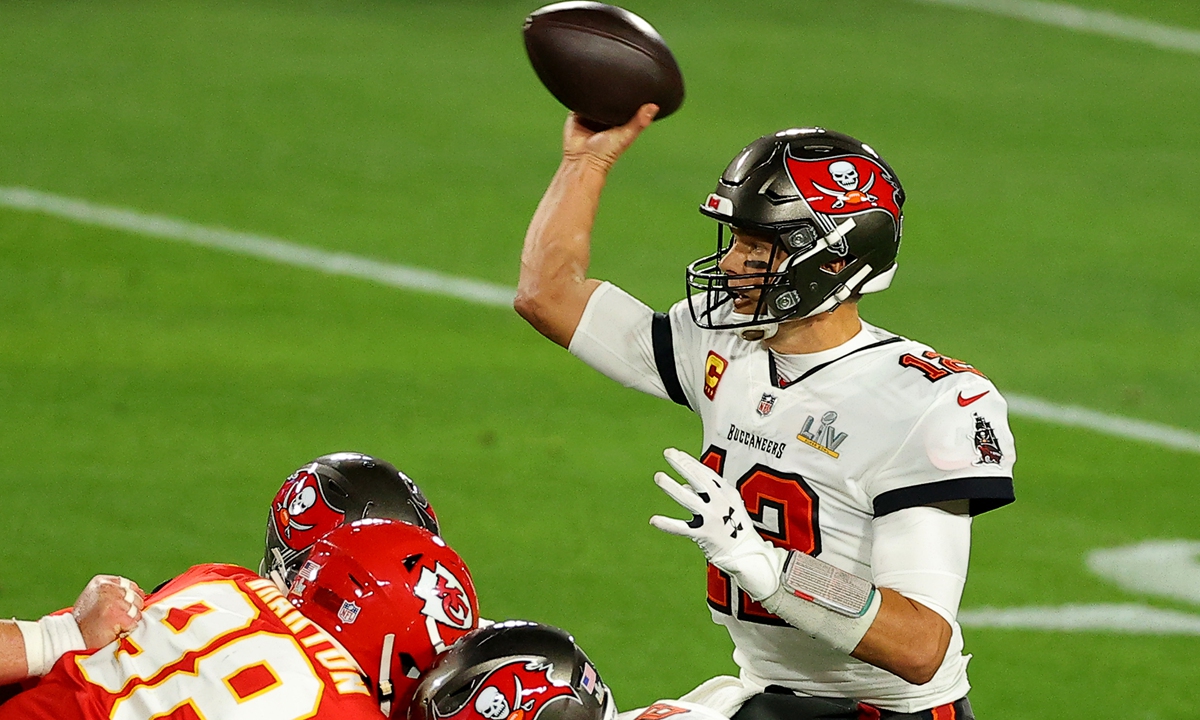 Tom Brady of the Tampa Bay Buccaneers looks to pass against the Kansas City Chiefs on February 7, 2021 in Tampa, Florida. Photo: VCG