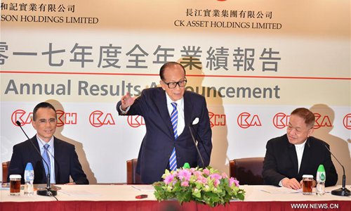 Hong Kong tycoon Li Ka-shing (C) attends a press conference in south China's Hong Kong, March 16, 2018. Li Ka-shing said on Friday that he is retiring from his business empire. Li said he would officially step down as the chairman of CK Hutchison Holdings Ltd. and CK Asset holdings Ltd. at the annual general meeting of the company on May 10 and would serve as a senior adviser. He will be succeeded by his elder son Victor Li Tzar Kuoi. (Xinhua/Wang Xi)
