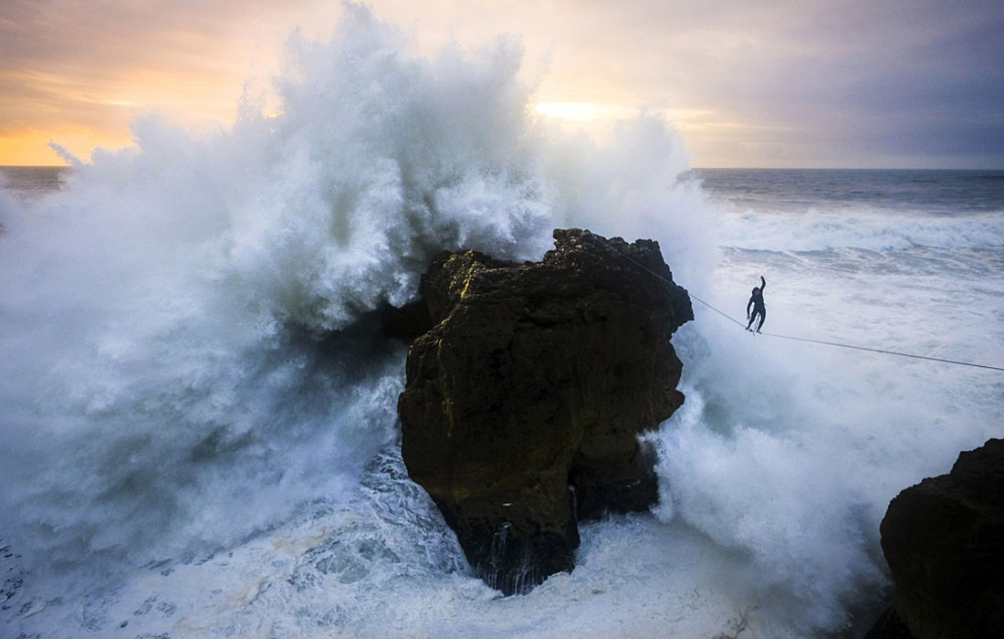 Daredevil slackliner walks 15 meters above ferocious ocean waves in ...