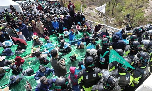 Anti-THAAD protestors, using mesh to connect themselves, are at a stalemate with the police as the South Korean military planned to transport construction equipment and materials into Seongju-gun for construction of the THAAD base in South Korea on April 12, 2018. Photo: VCG