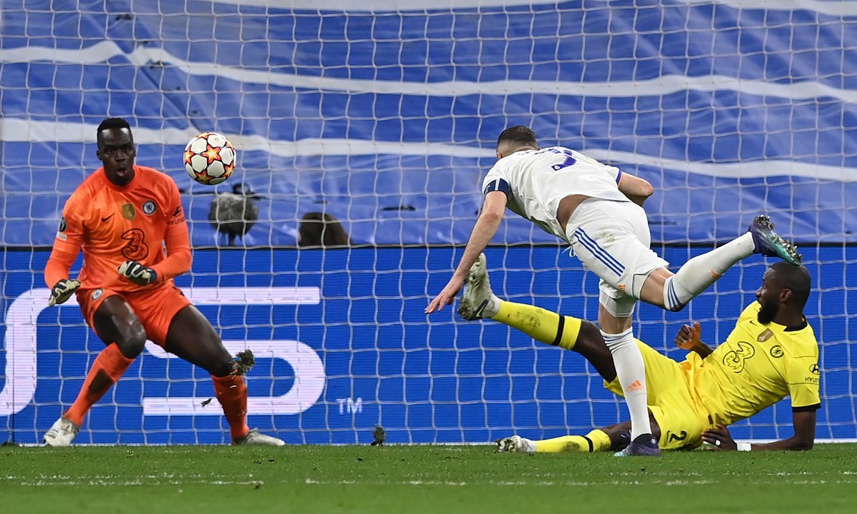 Karim Benzema (in white) of Real Madrid scores against Chelsea on April 12, 2022 in Madrid, Spain. Photo: VCG