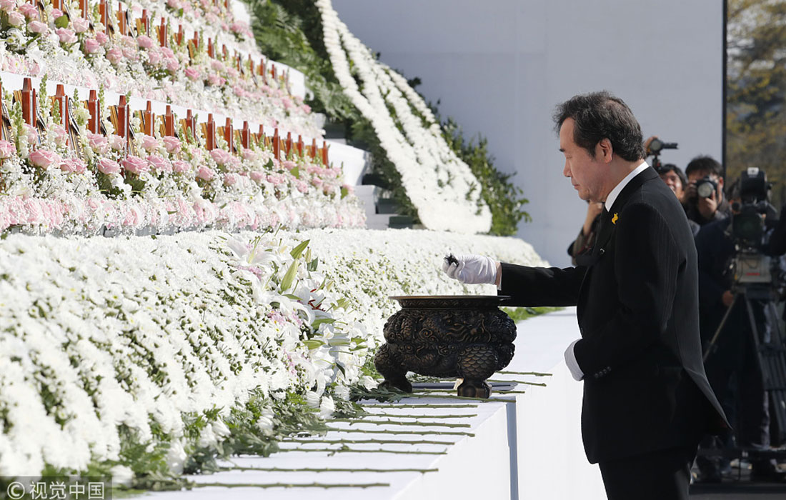 S.Korean Prime Minister attends memorial for Sewol ferry disaster ...