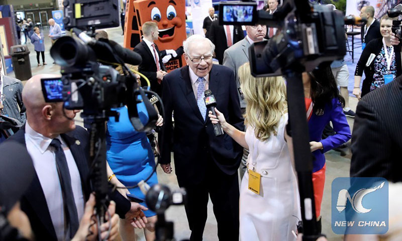 Warren Buffett, chairman and CEO of Berkshire Hathaway, visits the exhibition on his invested companies before the 2018 Berkshire Hathaway Annual Shareholders Meeting in Omaha, Nebraska, the United States, May 5, 2018. (Xinhua/Wang Ying)

