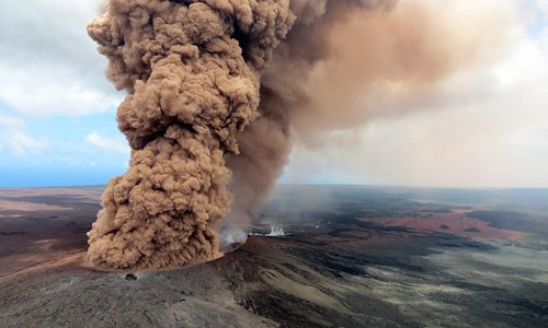 Reddish-brown ash plume and lava occurred after a magnitude 6.9 South Flank following the eruption of Hawaii's Kilauea volcano on May 4. The governor of Hawaii has declared a local state of emergency. (VCG/US Geological Survey)