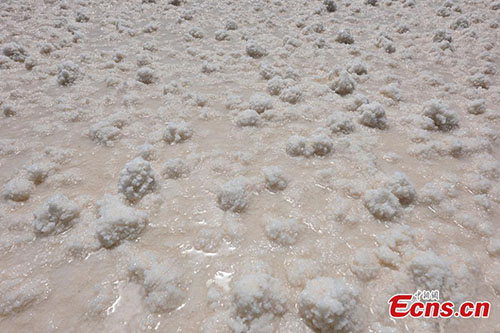 A view of the Qarhan salt lake in Golmud, Northwest China's Qinghai Province, July 25, 2018. The Qarhan salt lake, with a total area of 5,856 square kilometers, is the largest salt lake in China. The lake's abundant deposit of halide salts makes it a major mineral center. In the vast lake, the salt blossoms like flowers and takes the form of pillars, corals and pearls. (Photo: China News Service/Fu Yu).
