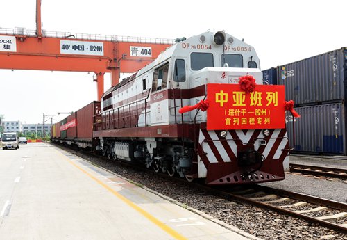 A container train arrives at a Jiaozhou railway station in Qingdao, East China's Shandong Province. It was loaded with $3 million worth of cotton yarn from Tashkent, the largest city of Uzbekistan, traveling for 15 days in total. This is the first train to come from Uzbekistan since the railway link between Qingdao and Central Asia opened in 2015. So far, more than 3,000 freight trains have departed from Qingdao to Central Asian countries and regions. Photo: IC