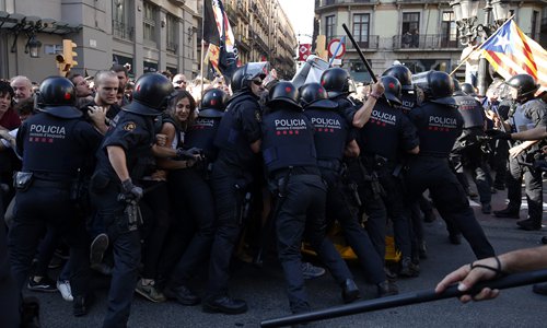 Catalan regional police clash with separatist protesters during a counter-protest against a demonstration in support of Spanish police in Barcelona on Saturday. Monday will mark one year since a banned independence referendum in Catalonia which was met with a massive police crackdown, captured the world's attention and plunged Spain into its worst political crisis in decades. Photo: AFP