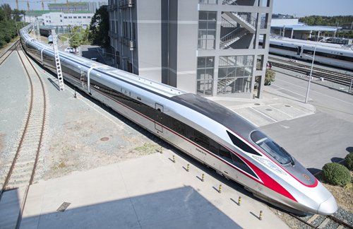 An extended version of the Fuxing bullet train is expected to be put into use in 2019, with a designated speed of 350 kilometers per hour. The new train is 439.8 meters long with 17 carriages, which can carry 1,283 passengers. It will be operated on the Beijing-Shanghai high-speed railway next year. Photo: VCG
