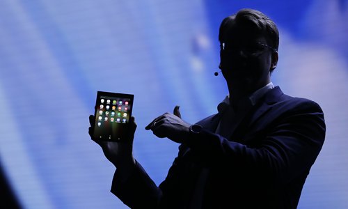 Justin Denison, senior vice president of mobile product development, shows off Samsung's first foldable smartphone model Infinity Flex Display during the Samsung Developer Conference on Wednesday (US time) in San Francisco. The phone has a tablet-sized screen that can fold up to fit into a pocket. Mass production will start in 