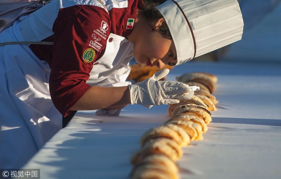 Students of gastronomy break the Guinness World Record by making the longest bread Global Times