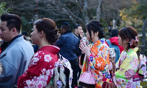 Tourists, including some from China, wear kimonos in Kyoto, Japan in December 2017. Photo: VCG