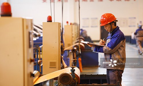 Un trabajador el 19 de enero en una línea de fabricación de láminas de cobre electrónicas en Jiujiang Depu Technology Corp. en la provincia de Jiangxi, en el este de China.  Foto: VCG