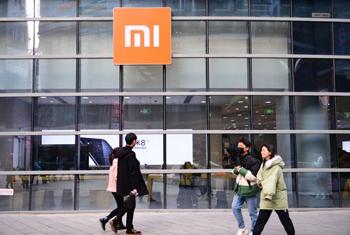 Pedestrians walk past a Xiaomi store in Shenyang, Northeast China’s Liaoning Province. Photo: VCG