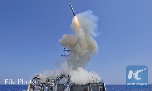 Le destroyer de missiles guidés USS Barry lance un missile de croisière Tomahawk depuis la proue du navire dans la mer Méditerranée sur cette photo prise le 29 mars 2011. (Photo Reuters)