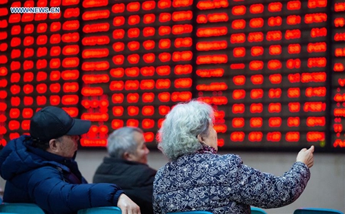Investors are seen at a stock trading hall in Nanjing, east China's Jiangsu Province, Feb. 25, 2019. Major stock indices in China surged more than 5 percent Monday, with the benchmark Shanghai Composite Index up 5.6 percent to 2,961.28 points. The Shenzhen Component Index closed 5.59 percent higher at 9,134.58 points. (Xinhua/Su Yang)