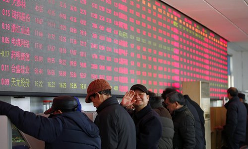 Individual investors watch market performance at a brokerage in Shanghai on Monday. Photo: Yang Hui/GT