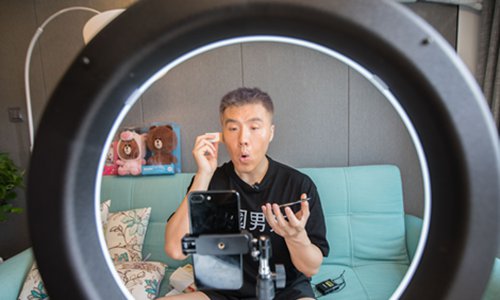 A male beauty blogger from Hangzhou, East China's Zhejiang Province broadcasts himself doing makeup. He has more than 1 million followers online and runs a cosmetics shop on Taobao. Photo: IC  