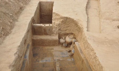 File photo shows an ancient tomb dating from the Han Dynasty (202 B.C.-220 A.D.) discovered in Zhengzhou, central China's Henan Province. Archaeologists in central China's Henan Province have discovered 160 ancient tombs. The tombs are believed to have been built during the Han Dynasty (202 B.C.-220 A.D.). More than 1,000 cultural relics were unearthed from the tombs, including bronzeware, ironware and pottery. Many ancient coins were also discovered. (Photo: Xinhua)