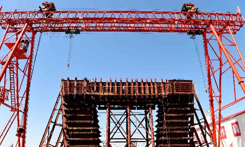 Builders work at the construction site of Heihe-Blagoveshchensk road bridge at the border of China and Russia, June 21, 2017. Photo: Xinhua