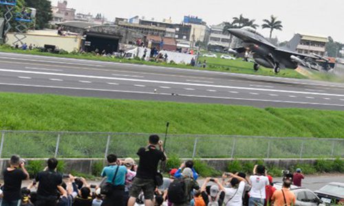 A US-made F-16V fighter jet takes off from the freeway in Changhua county, Taiwan, as a crowd takes photos during the annual Han Kuang drill on May 28, 2019. Photo: AFP