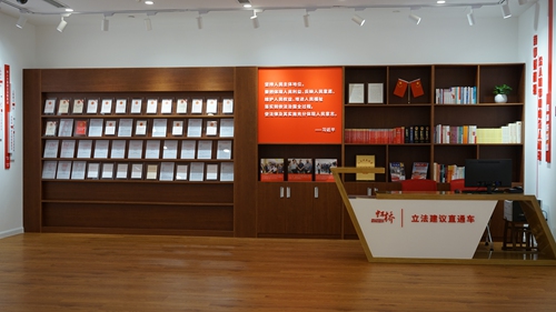 A display cabinet at the Gubei civic center in Shanghai's Changning district showcases pamphlets of China’s laws and notes on soliciting people’s opinions about draft laws. Photo: Chen Xia/GT