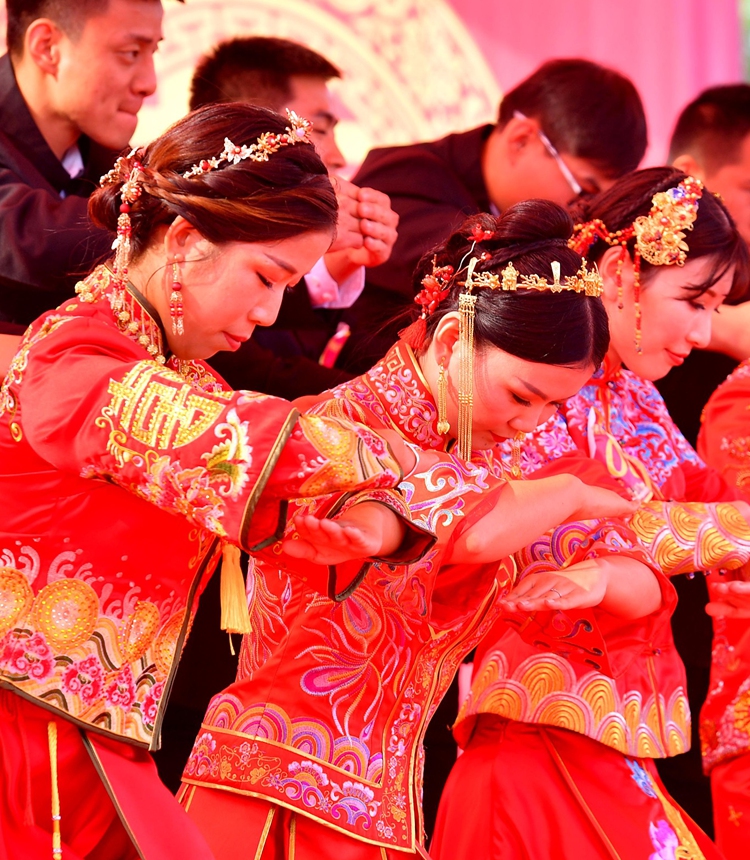 Twenty-two couples have a group wedding without a bride price in Shangqiu, Central China's Henan Province in September, 2018. Photo: VCG