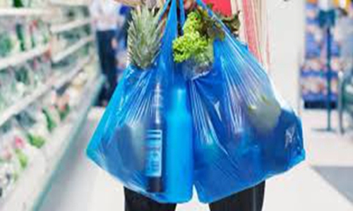 Plastic bag usage in supermarket Photo: Xinhua
